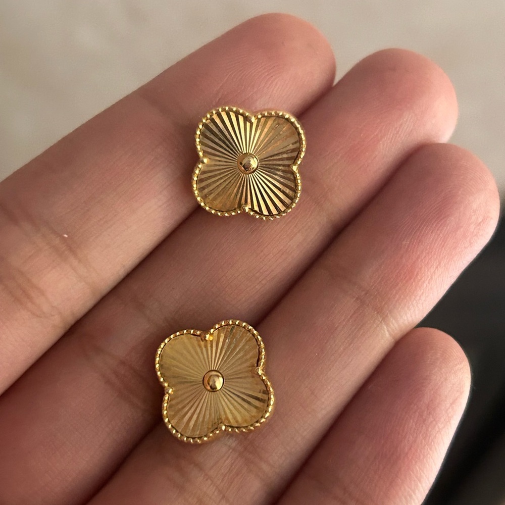 10KT real gold clover shaped earrings (VC inspired)